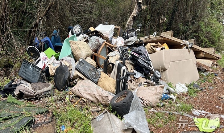 만장굴 인근에 버려진 생활폐기물(곶자왈사람들 제공. 재판매 및 DB금지)/뉴스1