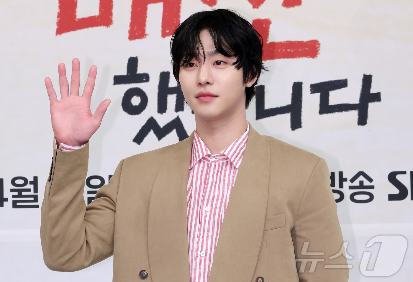 배우 안효섭이 15일 오후 서울 양천구 목동 SBS 사옥에서 열린 새 수목드라마 '오늘도 매진했습니다' 제작발표회에 참석해 포즈를 취하고 있다. 2026.4.15 ⓒ 뉴스1 김진환 기자