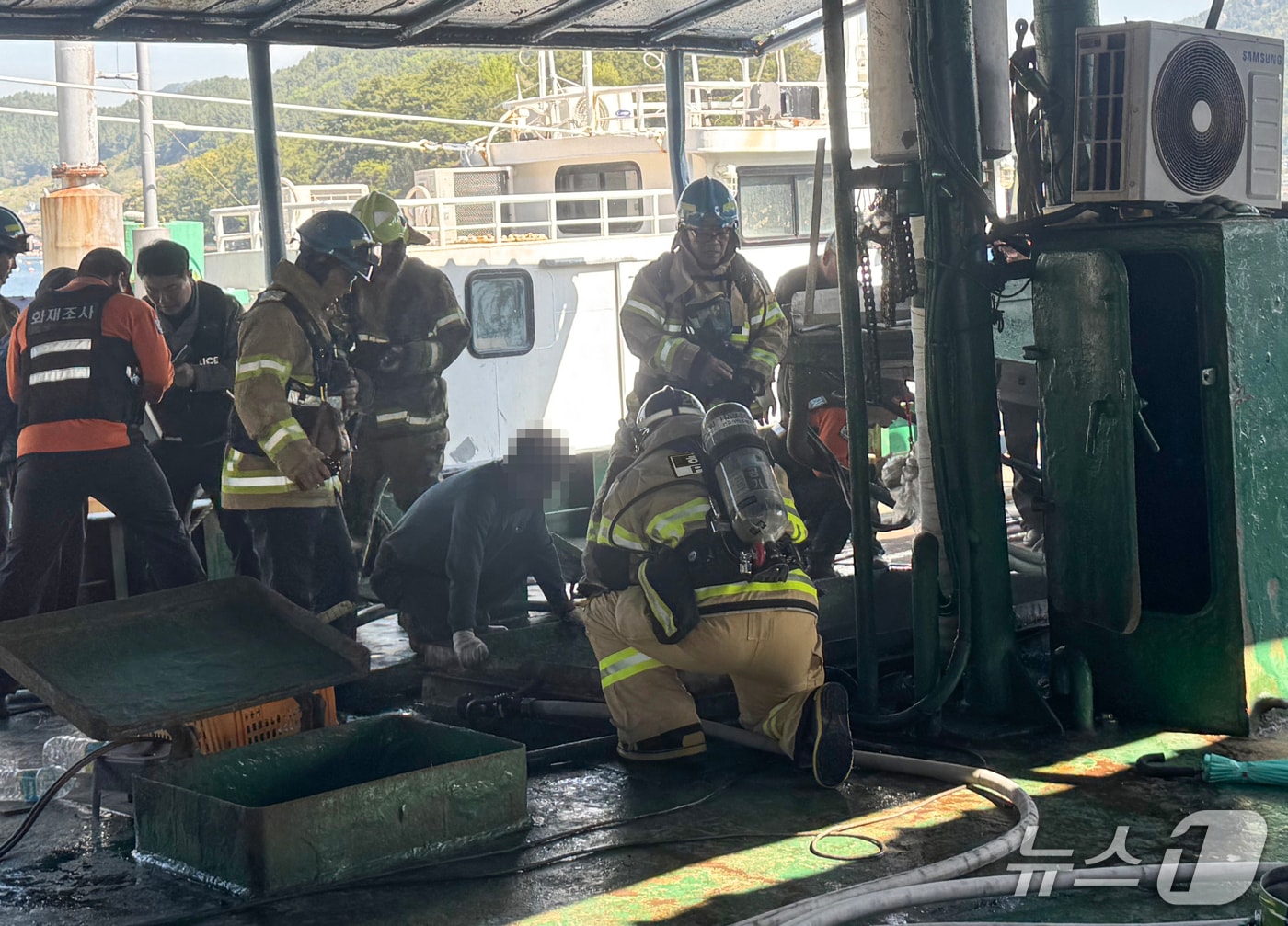 해경 관계자들이 불에 탄 배전반을 점검하고 있다.(통영해경 제공. 재판매 및 DB금지)