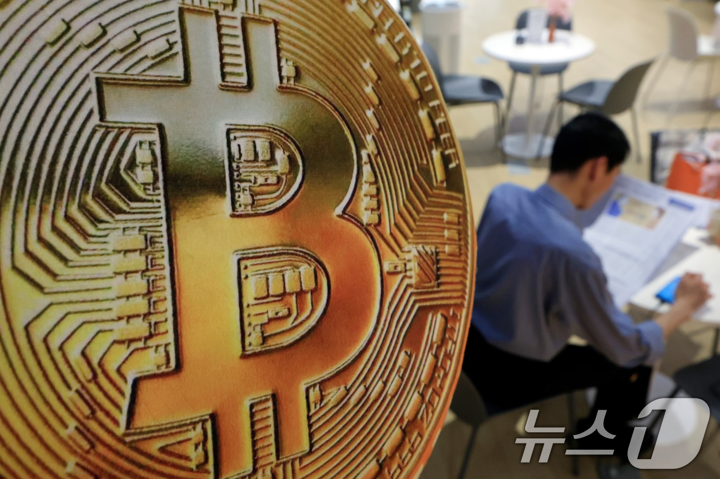 가상자산 ETF '찬바람'...비트코인·이더리움 나란히 6주째 유출 - 뉴스 썸네일 이미지