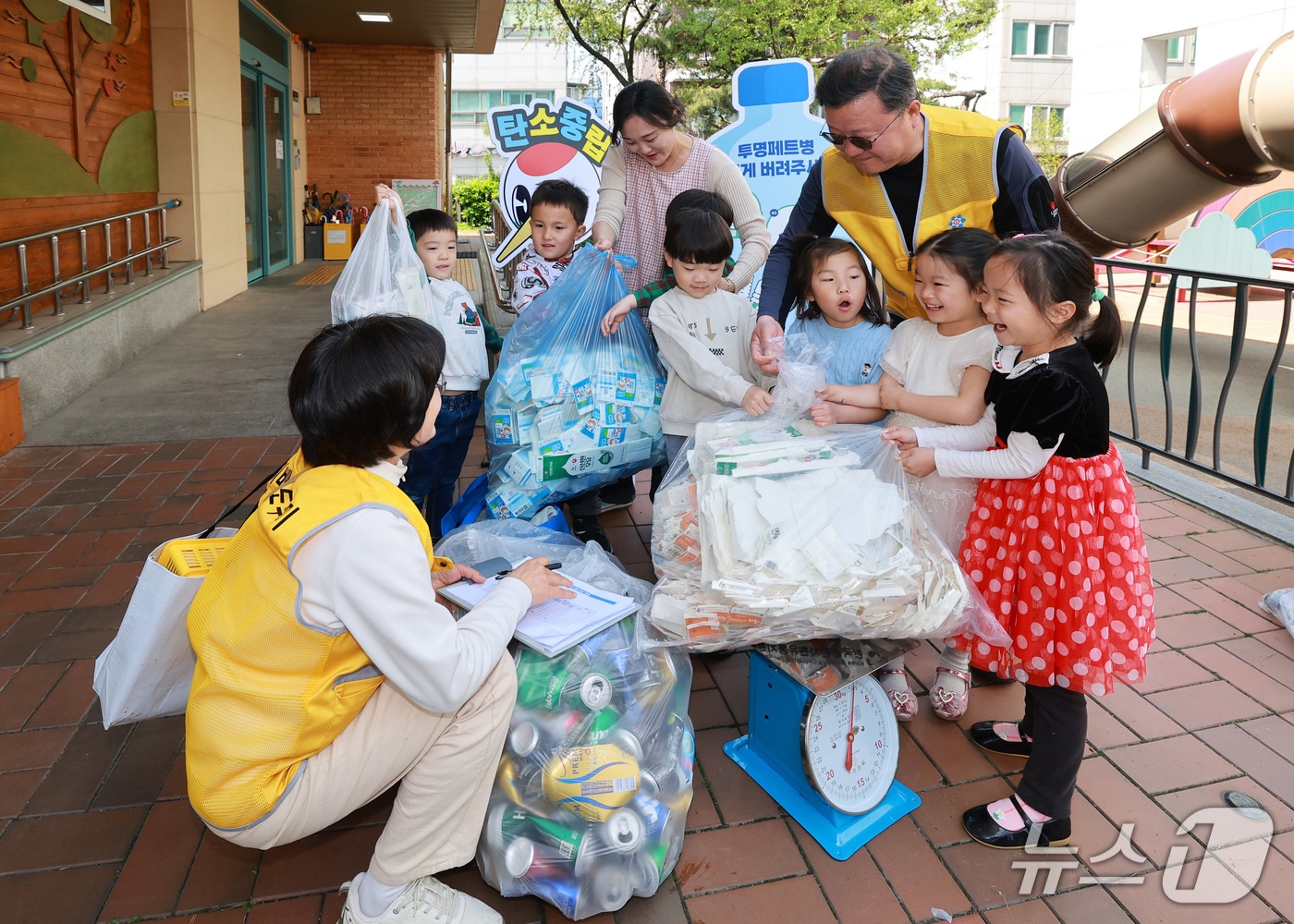 분리배출도우미가 유성구청어린이집을 방문해 재활용자원을 수거하고 있다.(유성구 제공. 재판매 및 DB금지)/뉴스1