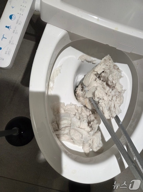 막힌 변기 사진.(독자 제공. 재배포 및 DB금지)2025.11.19/뉴스1