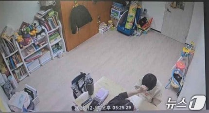 남동구 장애인종합복지관 CCTV에 담긴 언어치료사 A 씨의 학대 정황.(인천장애인철폐연대 제공. 재배포 및 DB금지)2026.4.15/뉴스1