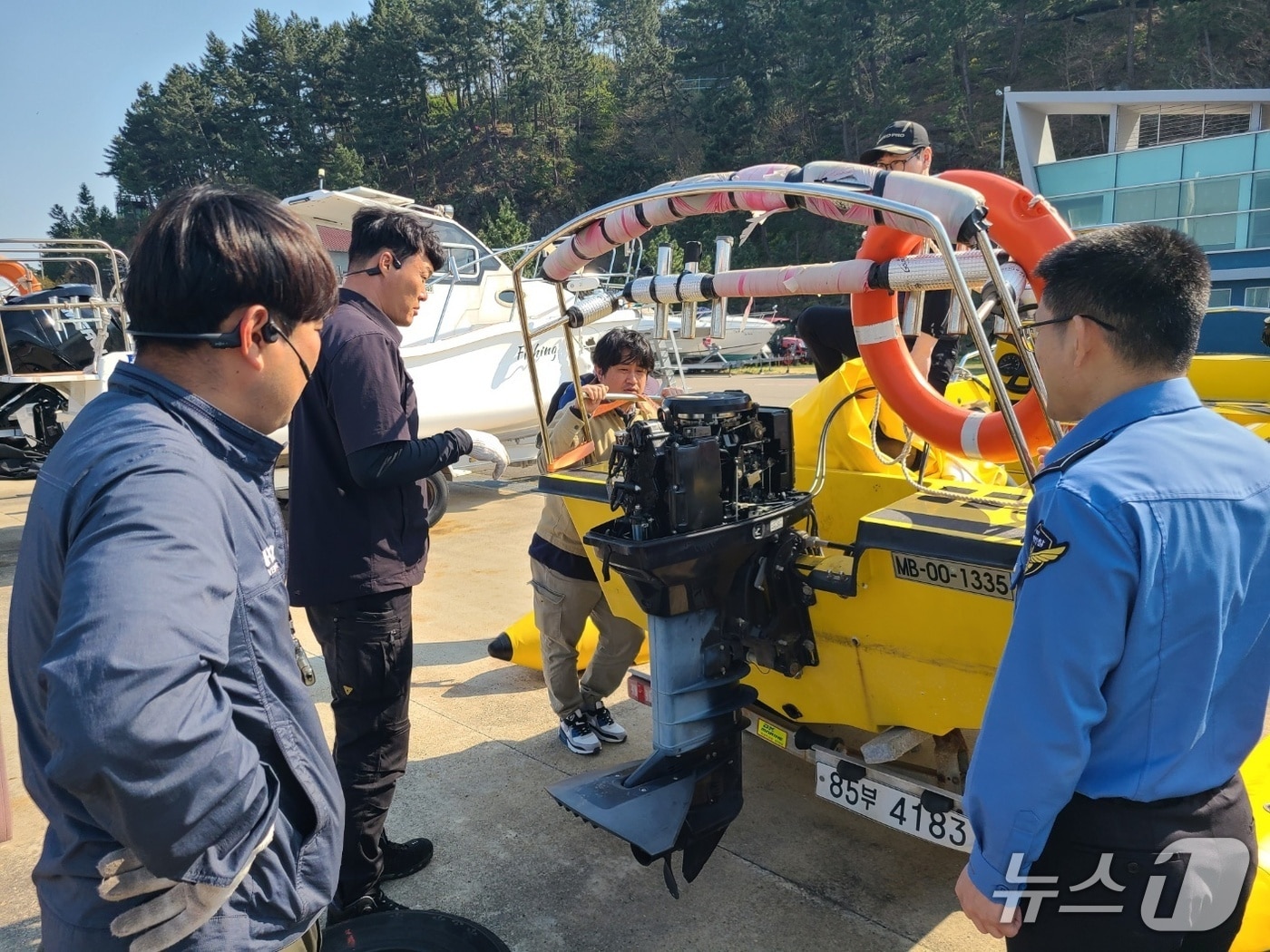 속초해경 동력수상기구 무상점검 캠페인.(속초해경 제공, 재판매 및 DB 금지) 2026.4.15/뉴스1
