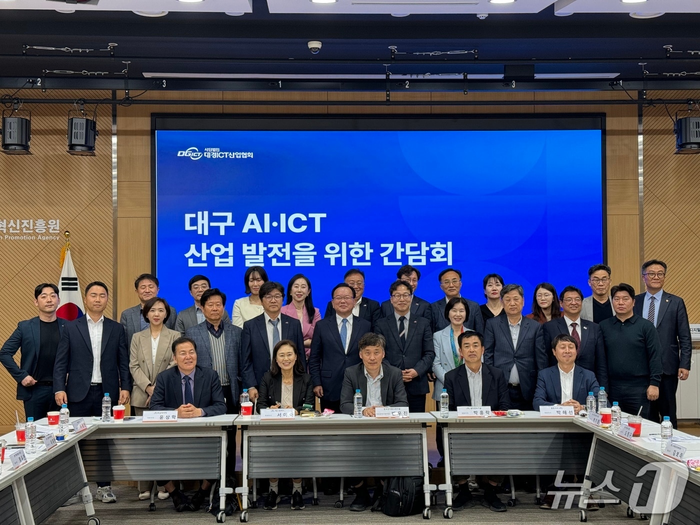 김부겸 더불어민주당 대구시장 예비후보가 15일 대구 수성알파시티에서 대구·경북 ICT(정보통신기술산업) 기업인들을 만나 간담회를 가진 뒤 기념촬영을 하고 있다. (김부겸 '희망캠프' 제공. 재판매 및 DB 금지) 2026.4.15/뉴스1