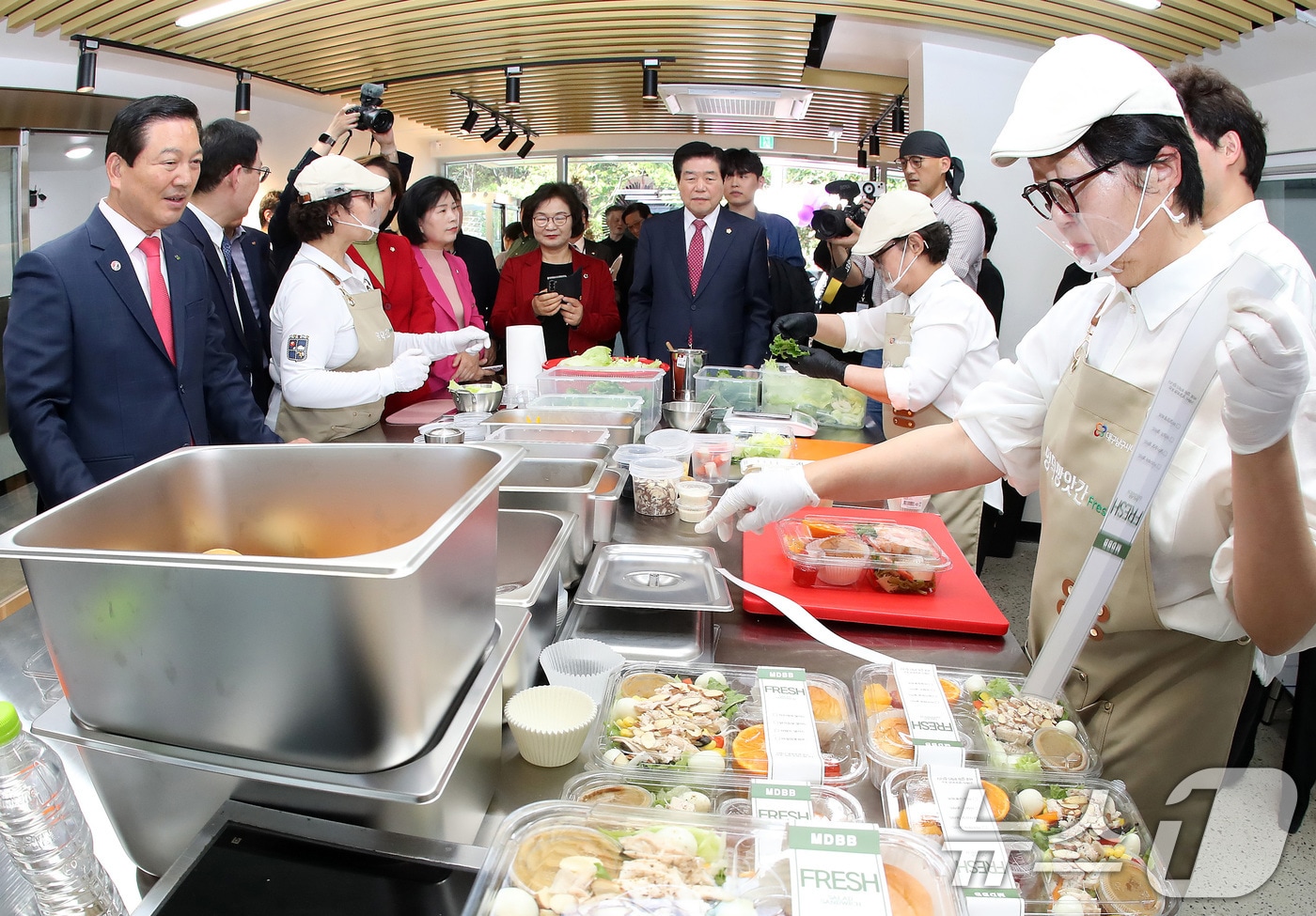 15일 문을 연 대구 남구 대명동 시니어 일자리 인큐베이팅 센터 '이룸채'에서 입주민들이 샌드위치와 샐러드를 만들고 있다. 2026.4.15 ⓒ 뉴스1 공정식 기자