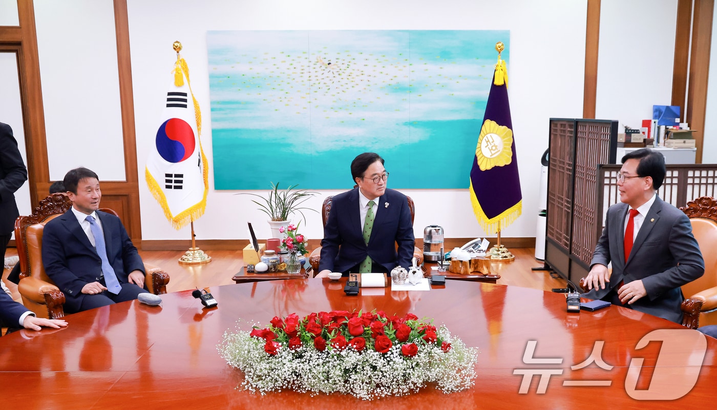 우원식 국회의장이 15일 서울 여의도 국회 집무실에서 한병도 더불어민주당 원내대표, 송언석 국민의힘 원내대표와 회동하고 있다. (공동취재) 2026.4.15 ⓒ 뉴스1 이승배 기자
