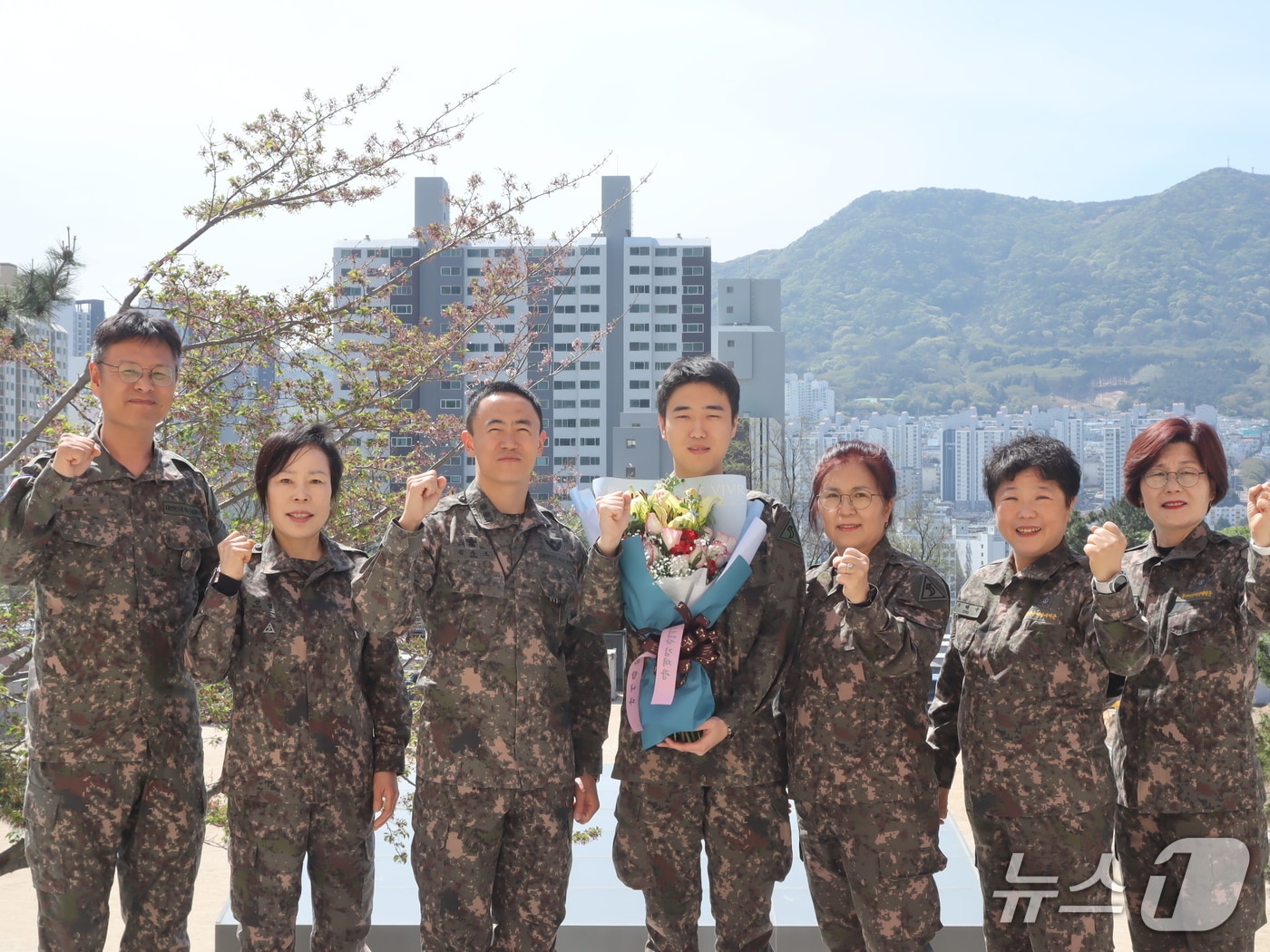 53사단 부산여단 소속 김유호 삼족오대장 중령, 신재욱 상병, 이미경 소대장이  여성예비군소대원들과 '찾아가는 사랑의 나눔·기부활동'을 진행한 후 기념사진을 촬영하고 있다. (육군 53사단 제공. 재판매 및 DB 금지)