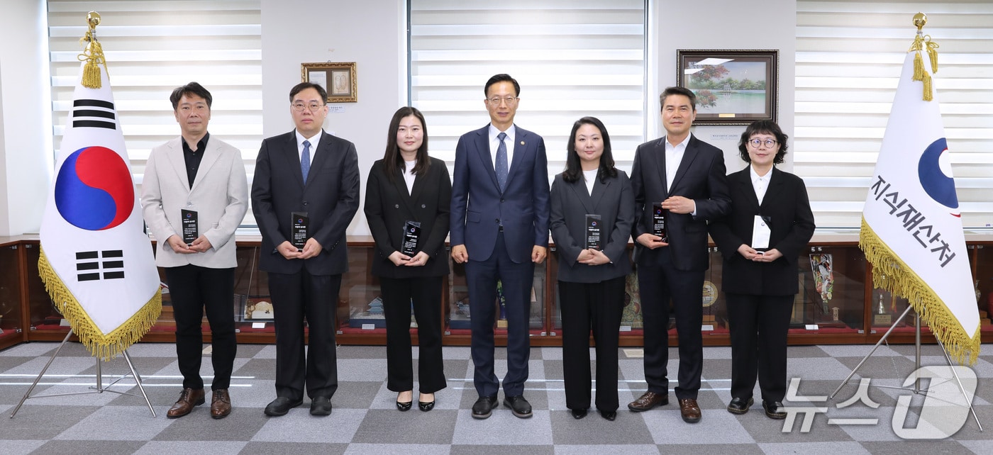 김용선 지식재산처장(왼쪽 4번째)이  수상자들과 기념 촬영을 하고 있다. 왼쪽부터 생활디자인심사과 김현범 심사관, 식품생물자원심사과 권구범 심사관, 약품화학심사과 민경난 심사관, 환경기술심사팀 손연미 심사관, 동력기술심사과 홍기정 심사관, 반도체설계심사과 고연화 심사관.(지식재산처 제공·재판매 및 DB금지)/뉴스1