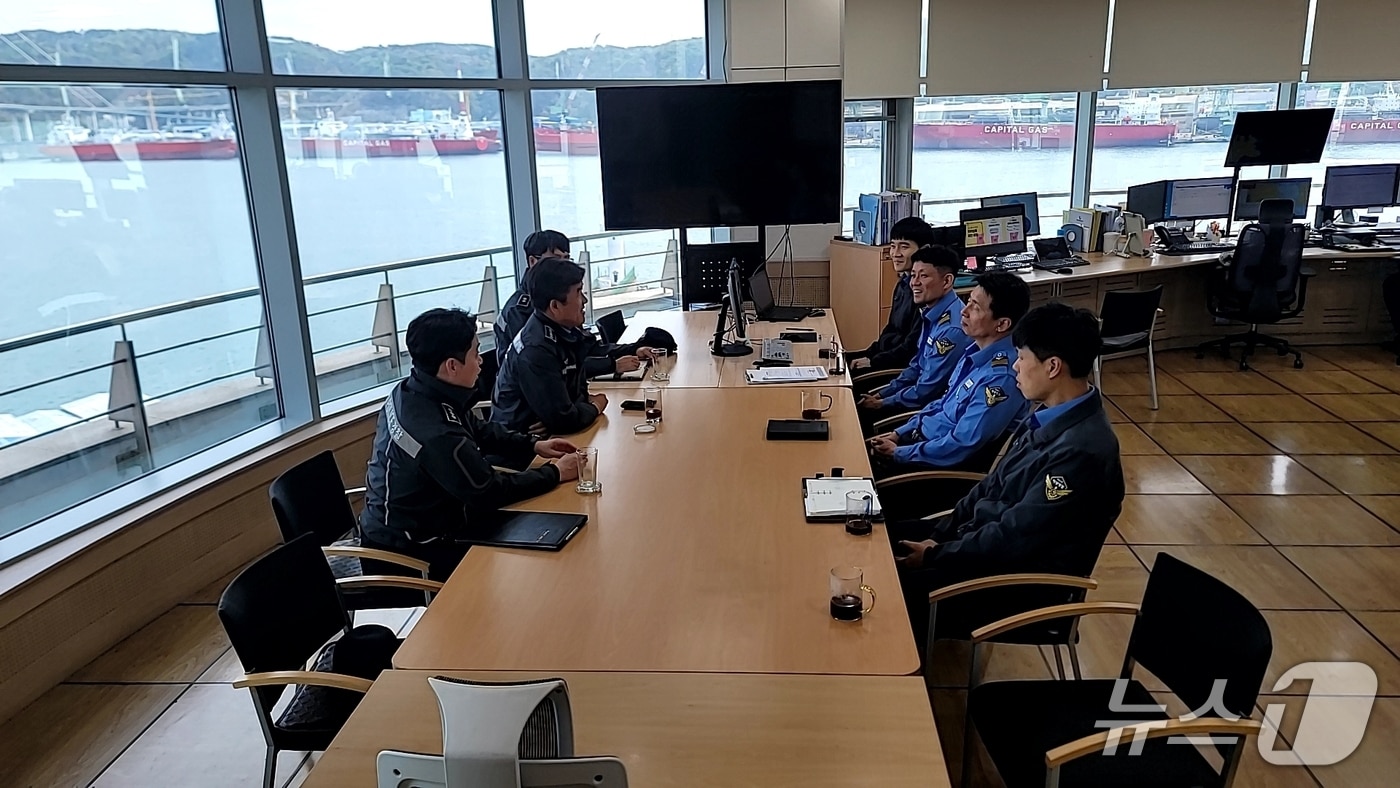 울산해양경찰서가 15일 국가중요시설인 울산항해상교통관제센터(VTS)를 점검하고 있다.(울산 해경 제공. 재판매 및 DB금지)/뉴스1