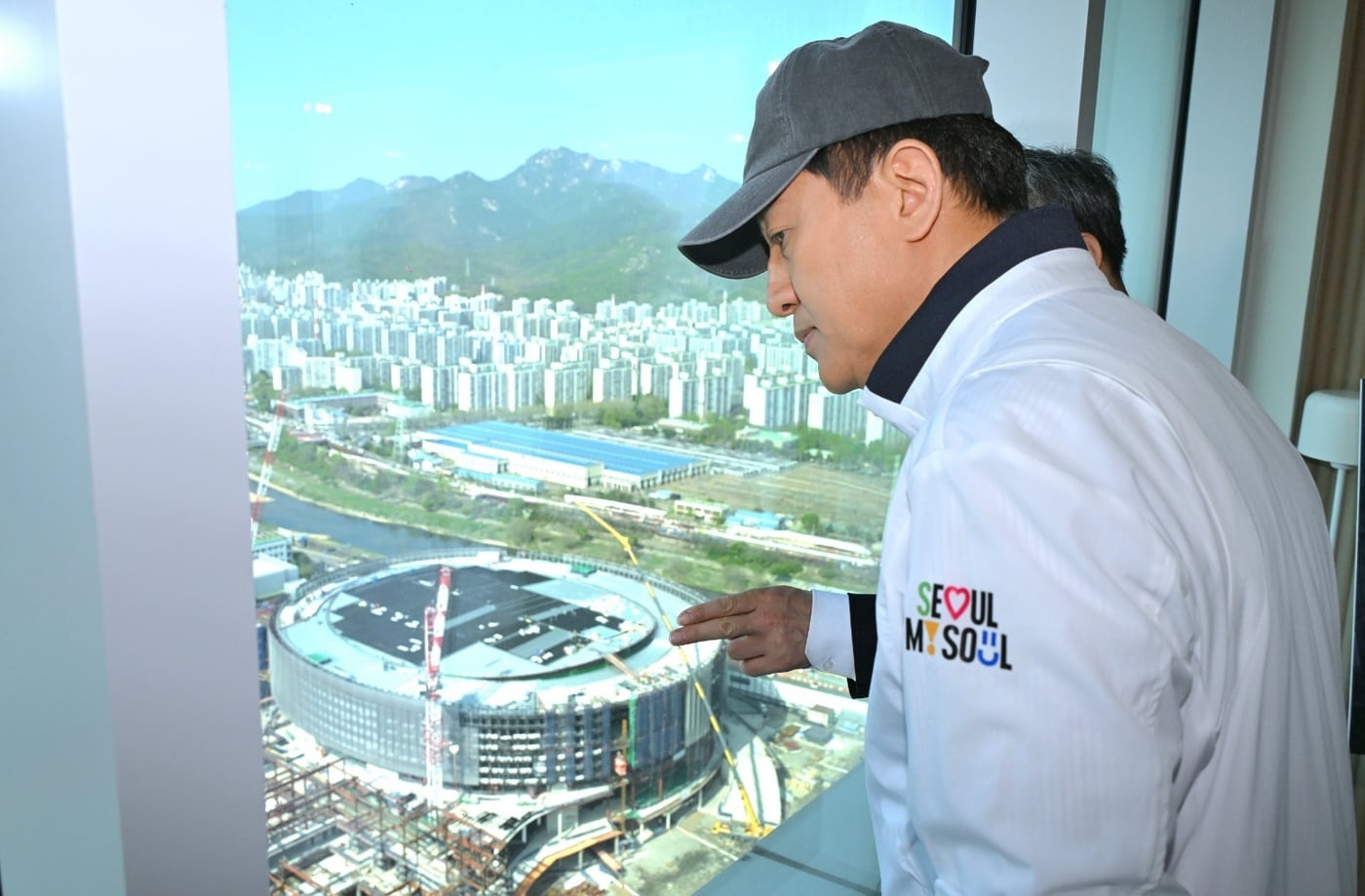 오세훈 서울시장이 15일 도봉구 씨드큐브 창동 스카이라운지에서 서울아레나를 비롯한 주변 시설 현장을 둘러보고 있다.(서울시 제공)