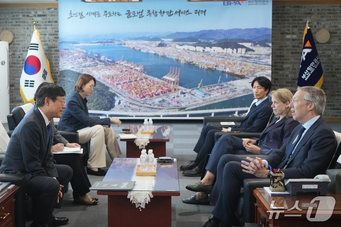 15일 송상근 부산항만공사 사장과 페이터 반 더 블리트 주한 네덜란드 대사가 면담을 갖는 모습 (BPA 제공. 재판매 및 DB금지)