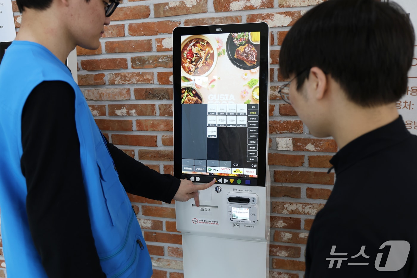 단국대 장애학생 도우미가 배리어프리 키오스크에서 주문을 도와주고 있는 모습.(단국대 제공)