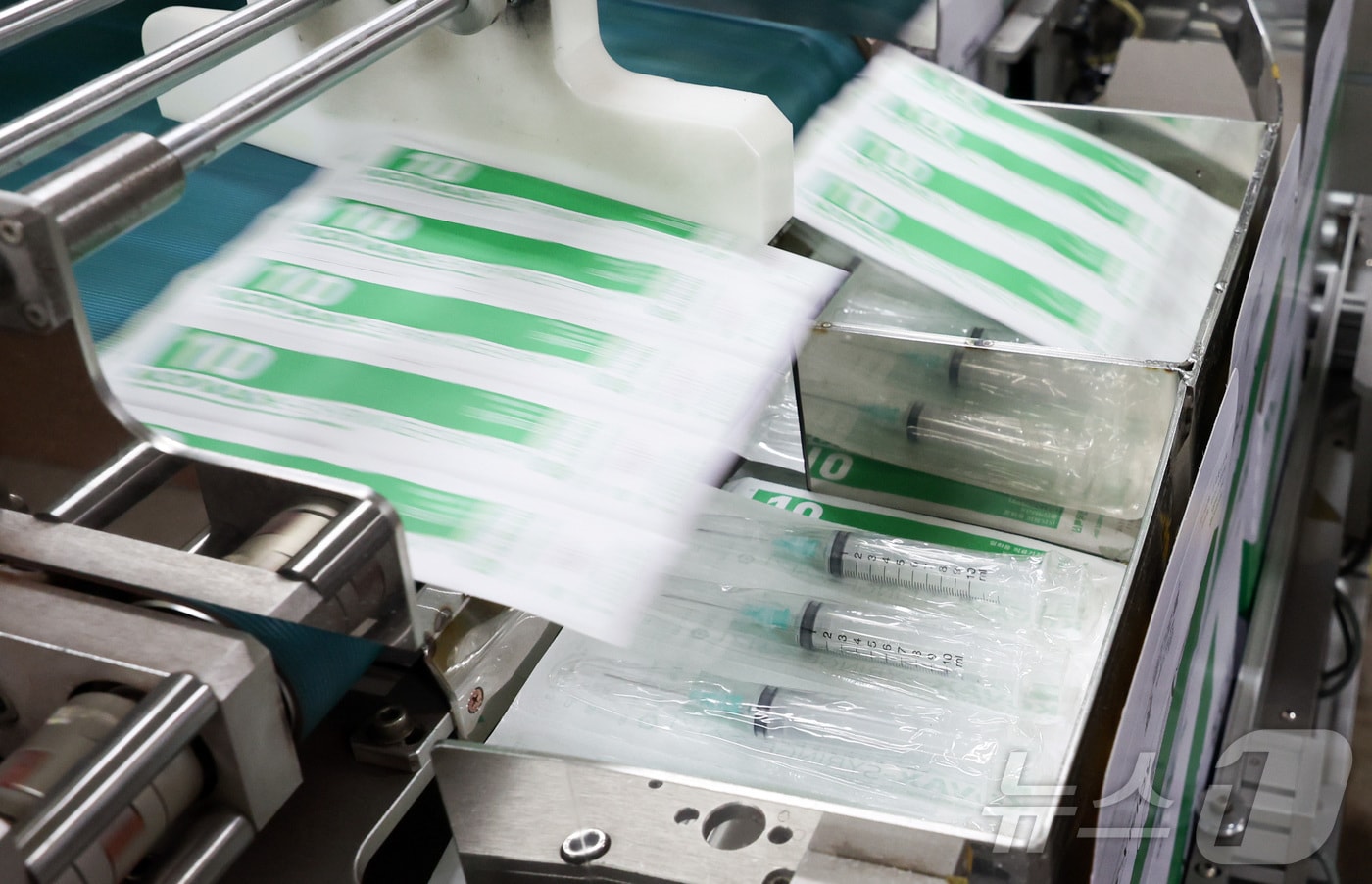 금산군은 중동 정세 등으로 인한 주사기 등 필수 의료 소모품의 수급 안정을 위해 5월부터 6월까지 매점매석 집중 점검에 나선다. 지난 15일 경기 안산시 단원구 한국백신 공장에서 완성된 주사기 포장작업. (공동취재) (사진은 기사 내용과 무관함)  ⓒ News1 2026.4.15 /뉴스1 김영운 기자