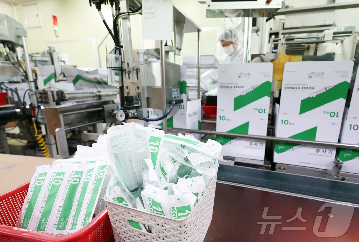 15일 경기도 안산시 단원구 한국백신 공장에서 완성된 주사기 포장작업이 진행되고 있다.(공동취재) 2026.4.15 ⓒ 뉴스1 김영운 기자