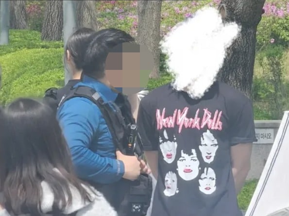 연세대 신촌캠퍼스에서 팔레스타인 연대 유인물 배포 과정에서 경찰이 학교 측의 신고를 받고 출동했다. (얄라 연세 SNS 갈무리)