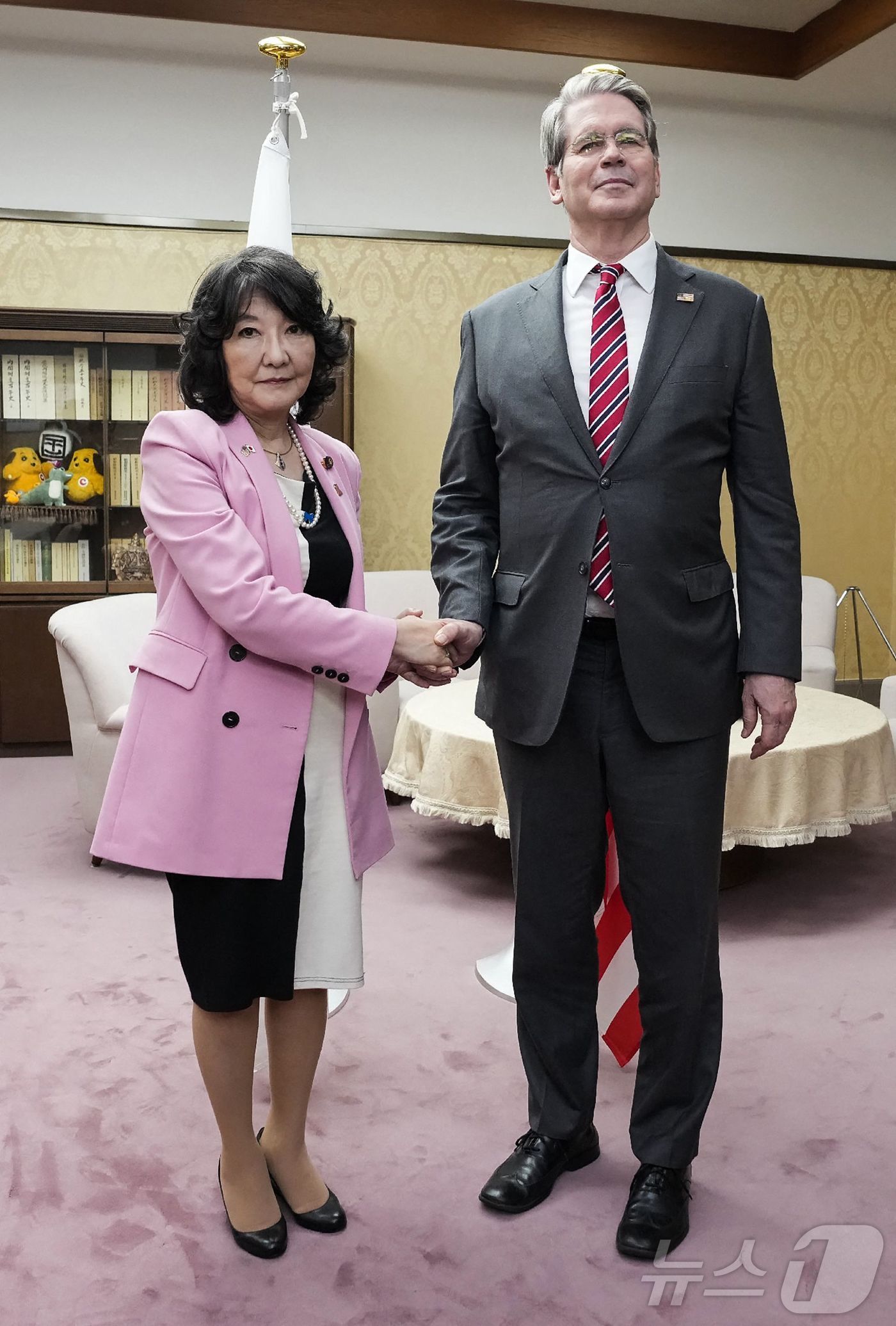 가타야마 사쓰키 일본 재무상과 스콧 베선트 미국 재무장관이 지난해 10월 27일 도쿄에서 만나 악수하고 있다. 사진은 지지통신 제공. 2025.10.27 ⓒ AFP=뉴스1 (자료사진)