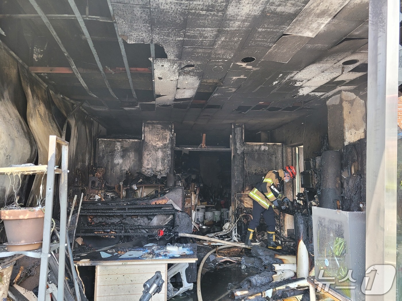 15일 오전 10시 48분쯤 경북 구미시 봉곡동 한 상가에 인테리어 업체 사무실에서 불이나 진화 대원들이 불을 끄고 발화 원인을 찾고 있다.(경북소방본부 제공. 재판매 및 DB 금지)2026.4.16/뉴스1