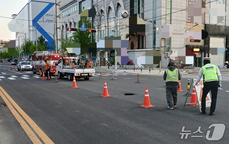 15일 오후 5시 21분쯤 경북 구미시 공단동 교차로에서 싱크홀이 발생해 경찰이 도로를 통제하고 소방 당국이 안전조치를 하고 있다.(경북소방본부 제공. 재판매 및 DB 금지)2026.4.16/뉴스1