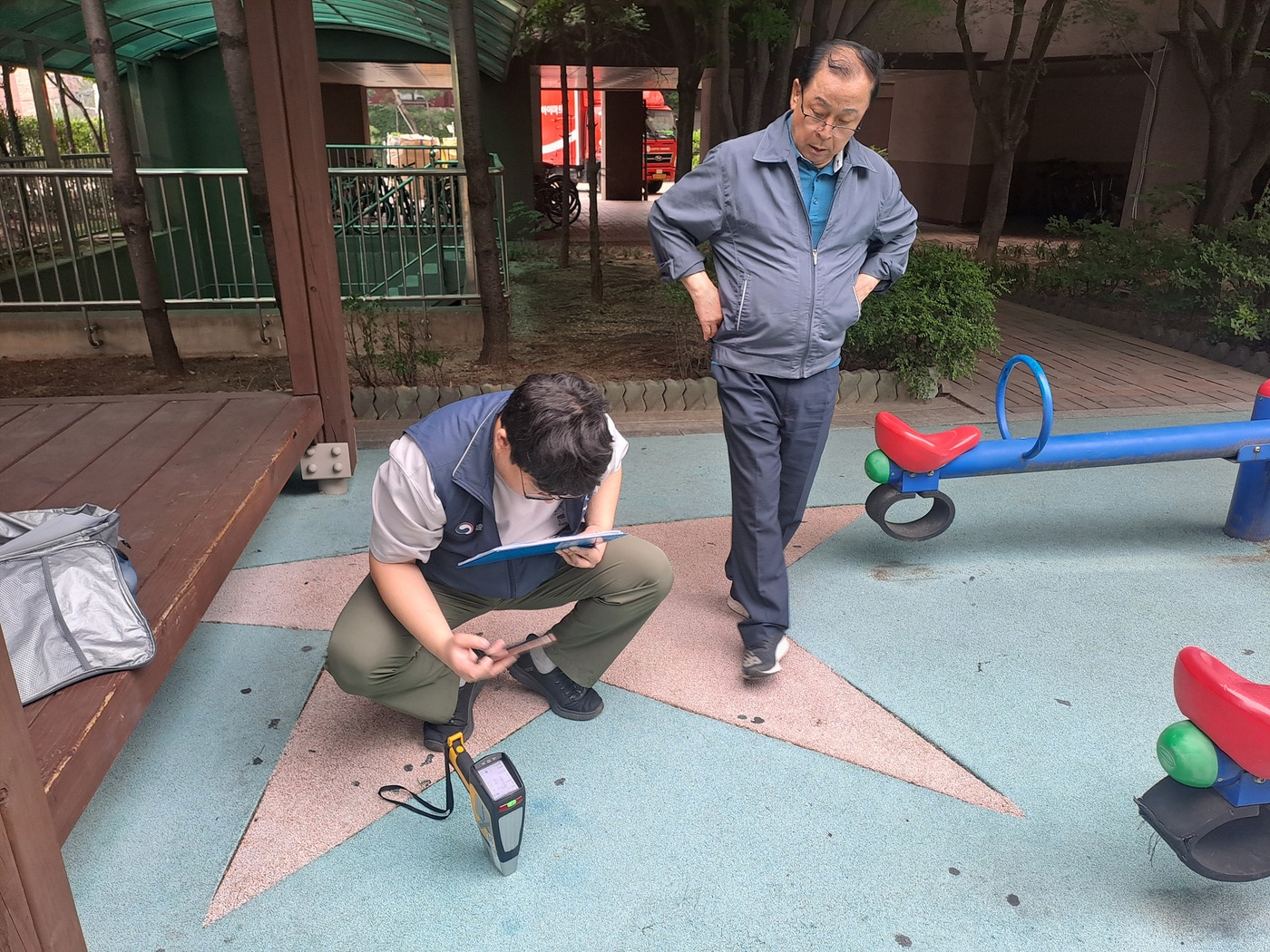 도봉구 직원이 지역 내 어린이놀이터를 대상으로 환경안전 점검을 하고 있다.(도봉구 제공)