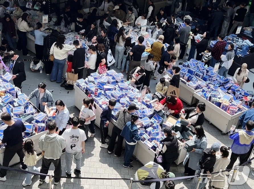 대구 롯데아울렛은 오는 17~19일 초대형 쇼핑 행사인 '블랙 슈퍼 쇼'를 진행한다. 사진은 개점 15주년 행사가 열리고 있는 이시아폴리스점을 찾은 고객들이 쇼핑하는 모습.(롯데백화점 제공, 재판매 및 DB 금지)