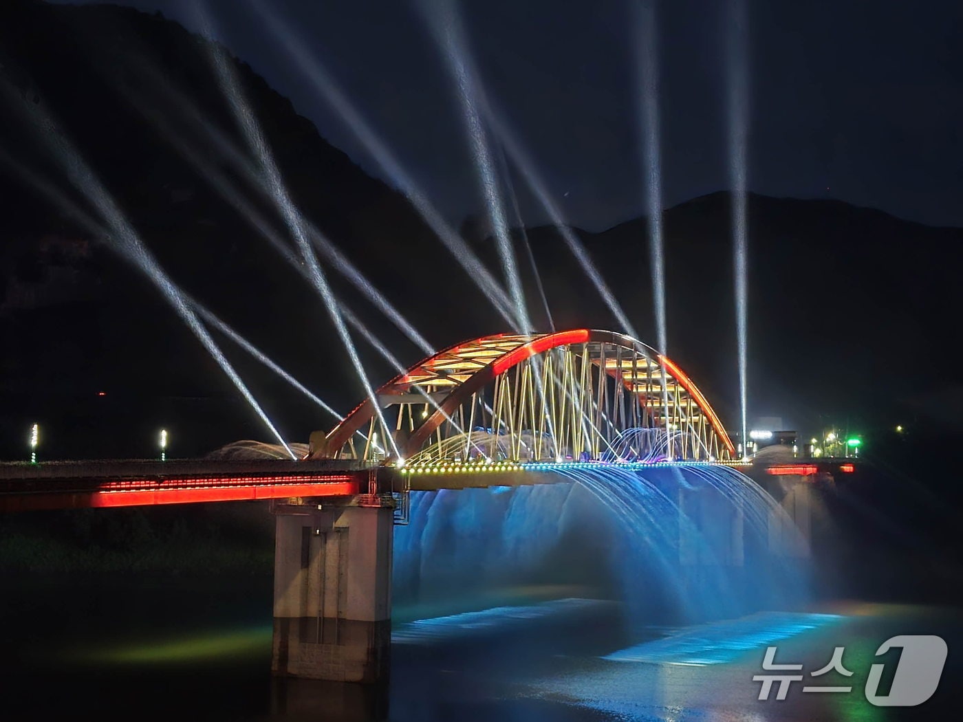  단양 고수대교 경관분수.(단양군 제공. 재판매 및 DB 금지)