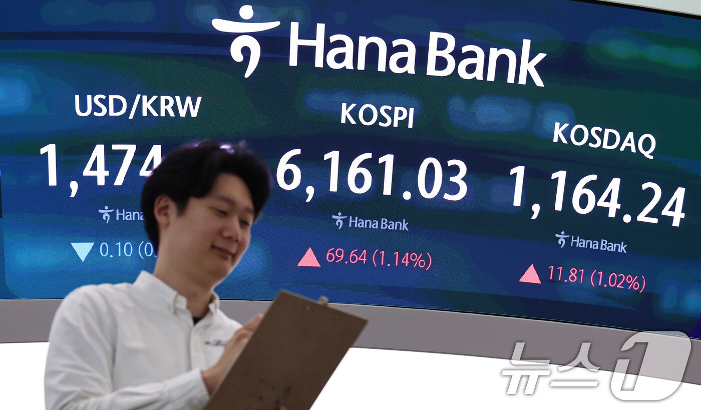 16일 오전 서울 중구 하나은행 딜링룸 현황판에 개장 시황이 나타나고 있다. 이날 코스피는 미국과 이란의 종전 기대감에 전장 대비 0.95% 오른 6149.49에 장을 열었다. ⓒ 뉴스1 구윤성 기자
