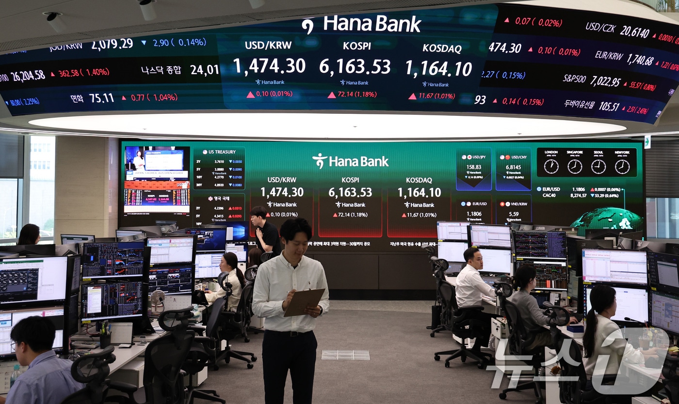 16일 오전 서울 중구 하나은행 딜링룸 현황판에 개장 시황이 나타나고 있다. 이날 코스피는 미국과 이란의 종전 기대감에 전장 대비 0.95% 오른 6149.49에 장을 열었다. 2026.4.16 ⓒ 뉴스1 구윤성 기자