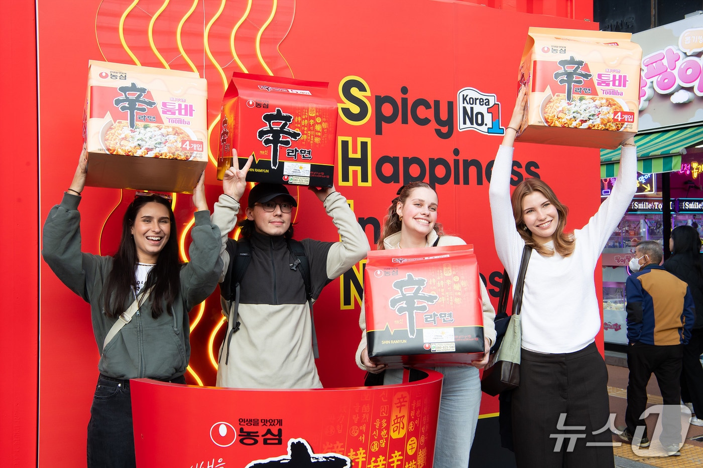 구미 라면축제에 참가한 외국인들이 포토존에서 사진을 찍고 있다. (구미시 제공. 재판매 및 DB금지)/뉴스1