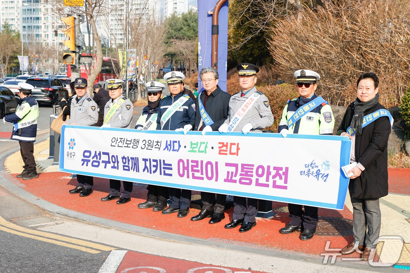 정용래 유성구청장이 어린이 등굣길 교통안전 캠페인을 하고 있다.(유성구 제공. 재판매 및 DB금지)/뉴스1