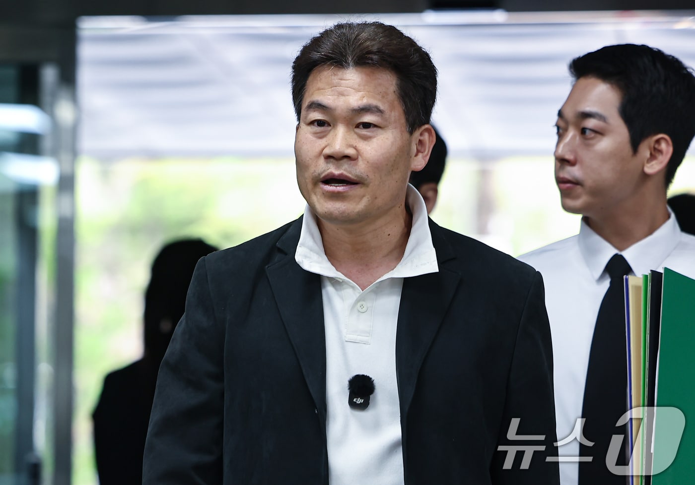 이재명 대통령과 개혁신당 이준석 대표의 명예를 훼손한 혐의를 받는 유튜버 전한길(본명 전유관)씨가 16일 서울 서초구 서울중앙지방법원에서 열린 구속 전 피의자 심문(영장실질심사)에 출석하고 있다. 2026.4.16 ⓒ 뉴스1 김도우 기자