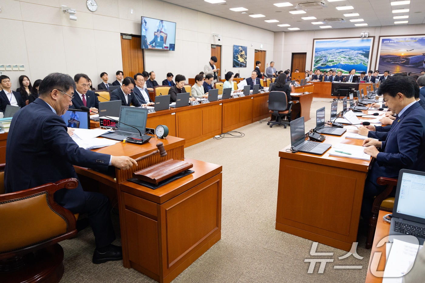 맹성규 국회 국토교통위원장이 16일 서울 여의도 국회에서 열린 제434회 국회(임시회) 국토교통위원회 제3차 전체회의에서 의사봉을 두드리고 있다. 2026.4.16 ⓒ 뉴스1 유승관 기자