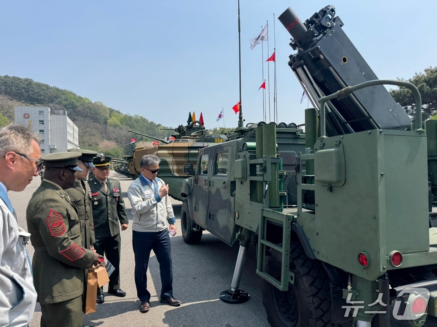 군 관계자들이 SNT다이내믹스의 소형전술차량(LTV) 탑재형 120㎜ 박격포체계를 살펴보고 있다.(SNT다이내믹스 제공. 재판매 및 DB금지)