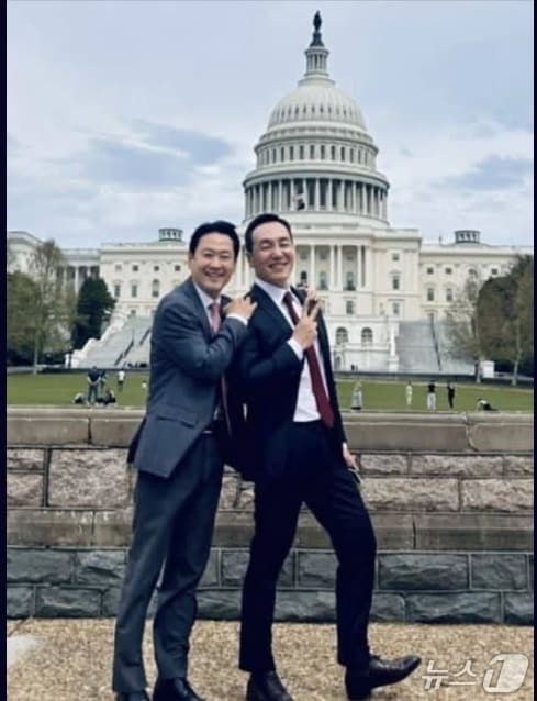 장동혁 국민의힘 대표와 김민수 최고위원이 지난 14일(미국 현지시간) 워싱턴 국회의사당을 배경으로 기념촬영을 하고 있는 모습. (SNS 갈무리) ⓒ 뉴스1