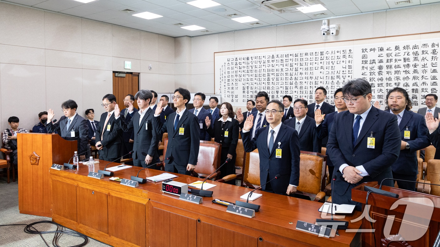 16일 서울 여의도 국회에서 열린 윤석열 정권 정치검찰 조작기소 의혹 사건 진상규명 국정조사특별위원회 대장동·김용 전 민주연구원 부원장·위례신도시 조작기소 의혹 사건 청문회에서 출석한 증인들이 증인선서하고 있다. 2026.4.16 ⓒ 뉴스1 이승배 기자