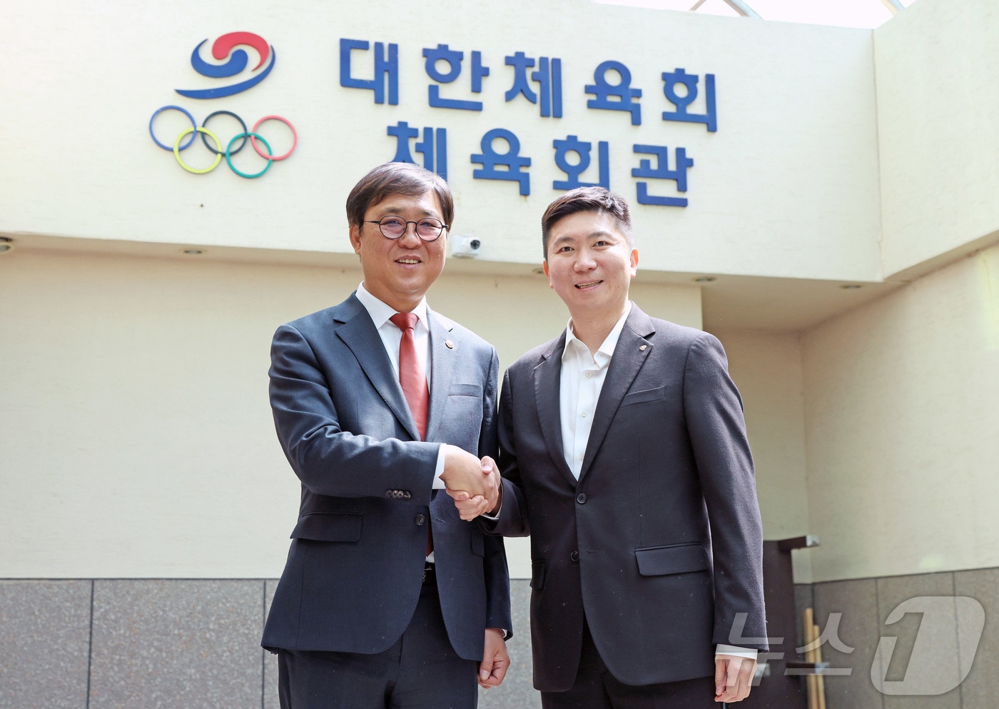 최휘영 문화체육관광부 장관이 16일 서울 중구 대한체육회 체육회관에서 유승민 대한체육회장과 기념촬영을 하고 있다. (문화체육관광부 제공. 재판매 및 DB 금지) 2026.4.16 ⓒ 뉴스1