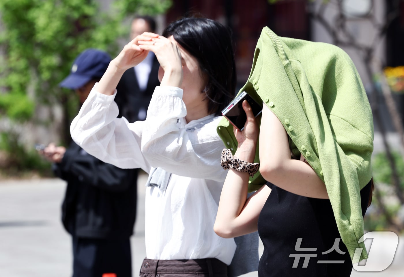 서울 종로구 광화문광장에서 시민들이 발걸음을 옮기고 있다. 2026.4.16 ⓒ 뉴스1 최지환 기자