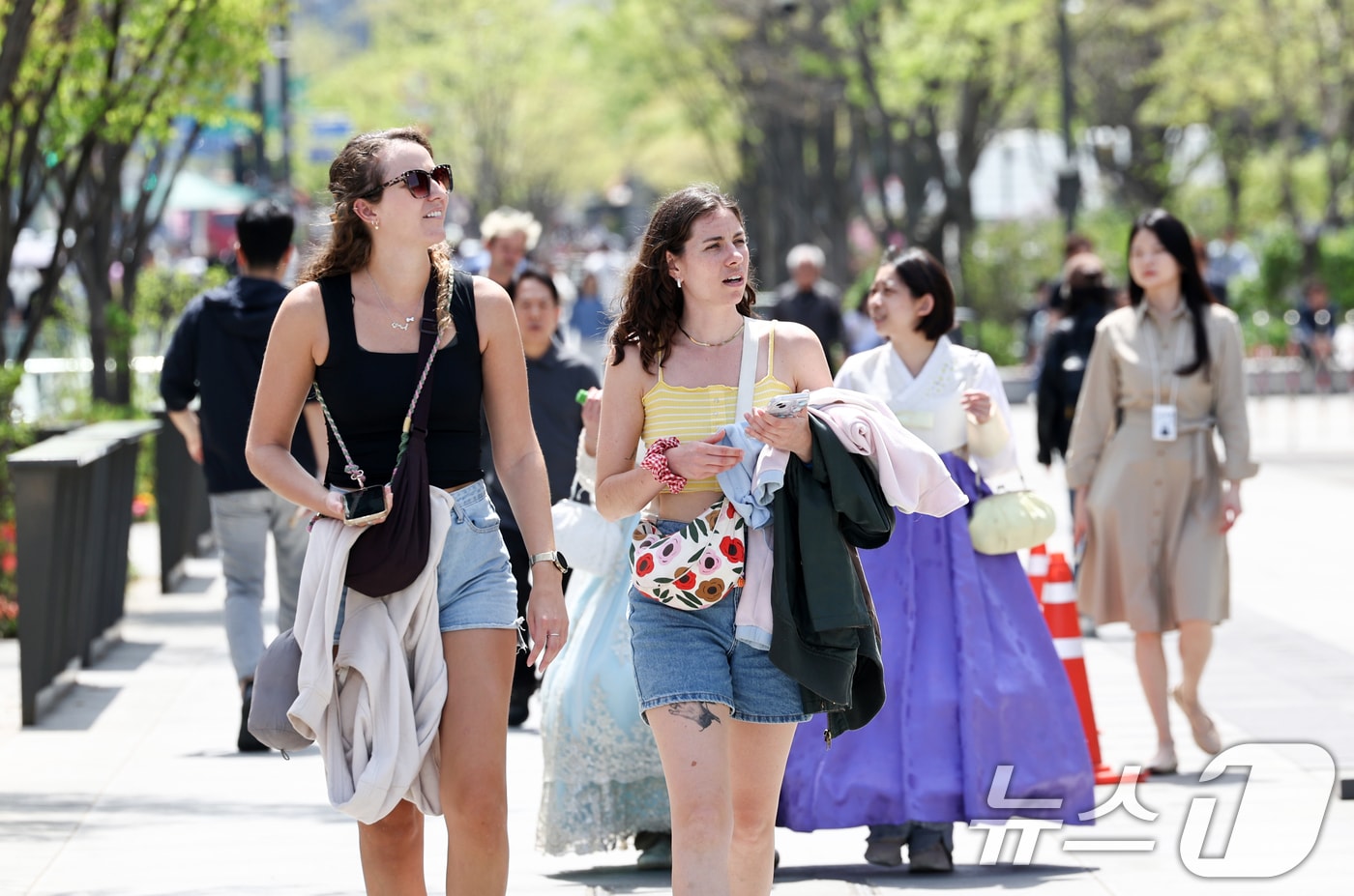 서울 낮 최고 기온이 25도를 웃돌며 초여름 날씨가 이어지는 16일 서울 종로구 광화문광장에서 외국인 관광객이 발걸음을 옮기고 있다. 2026.4.16 ⓒ 뉴스1 최지환 기자