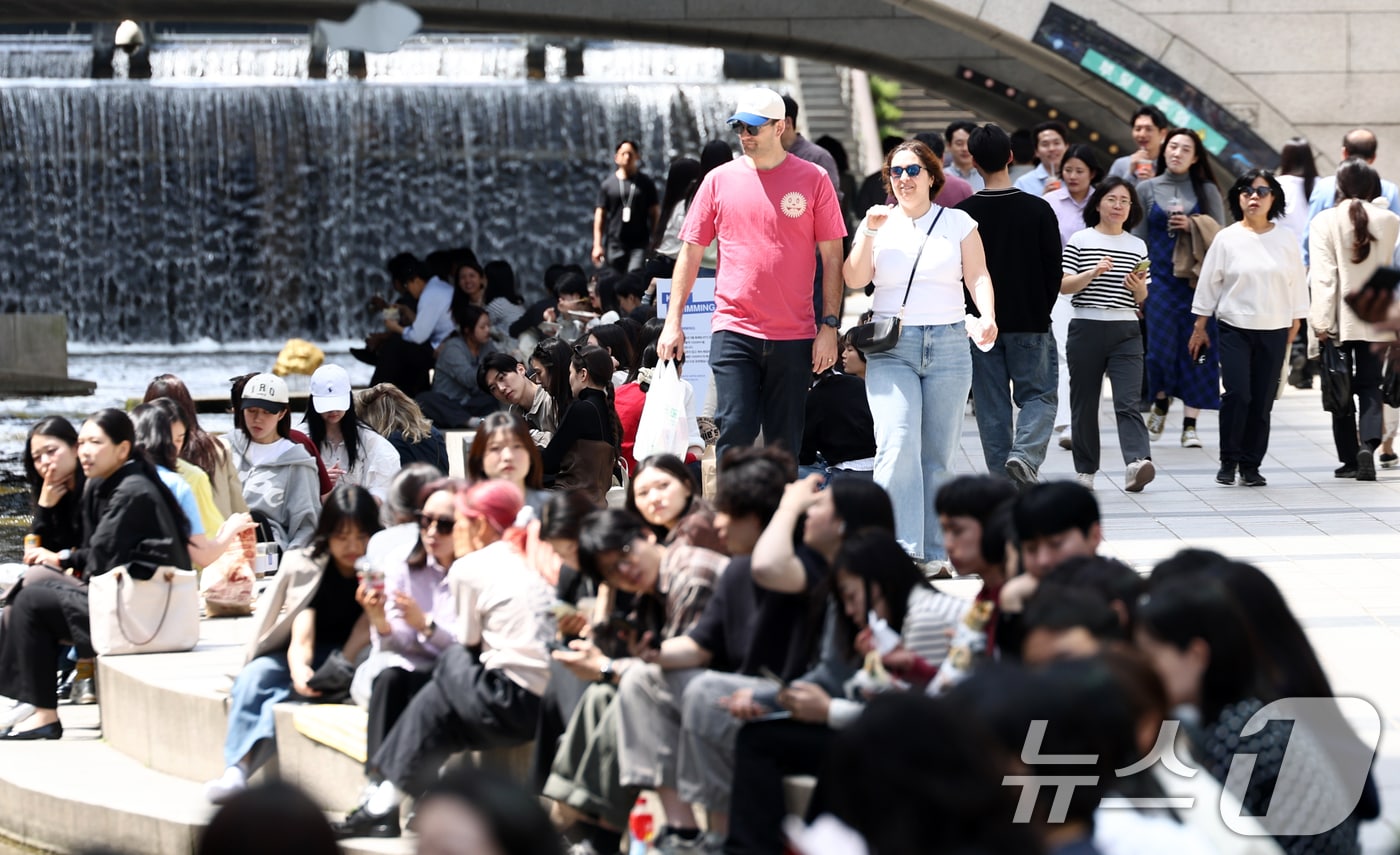 서울 낮 최고 기온이 25도를 웃돌며 초여름 날씨가 이어지는 16일 서울 중구 청계천에서 시민들이 휴식을 취하고 있다. 자료사진  2026.4.16 ⓒ 뉴스1 최지환 기자