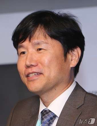 이재명 대통령이 16일 국가기후위기대응위원회 위원장에 이창훈 서울대 환경대학원 특임교수를 위촉했다. (청와대 제공. 재판매 및 DB 금지) 2026.4.16 ⓒ 뉴스1 이재명 기자