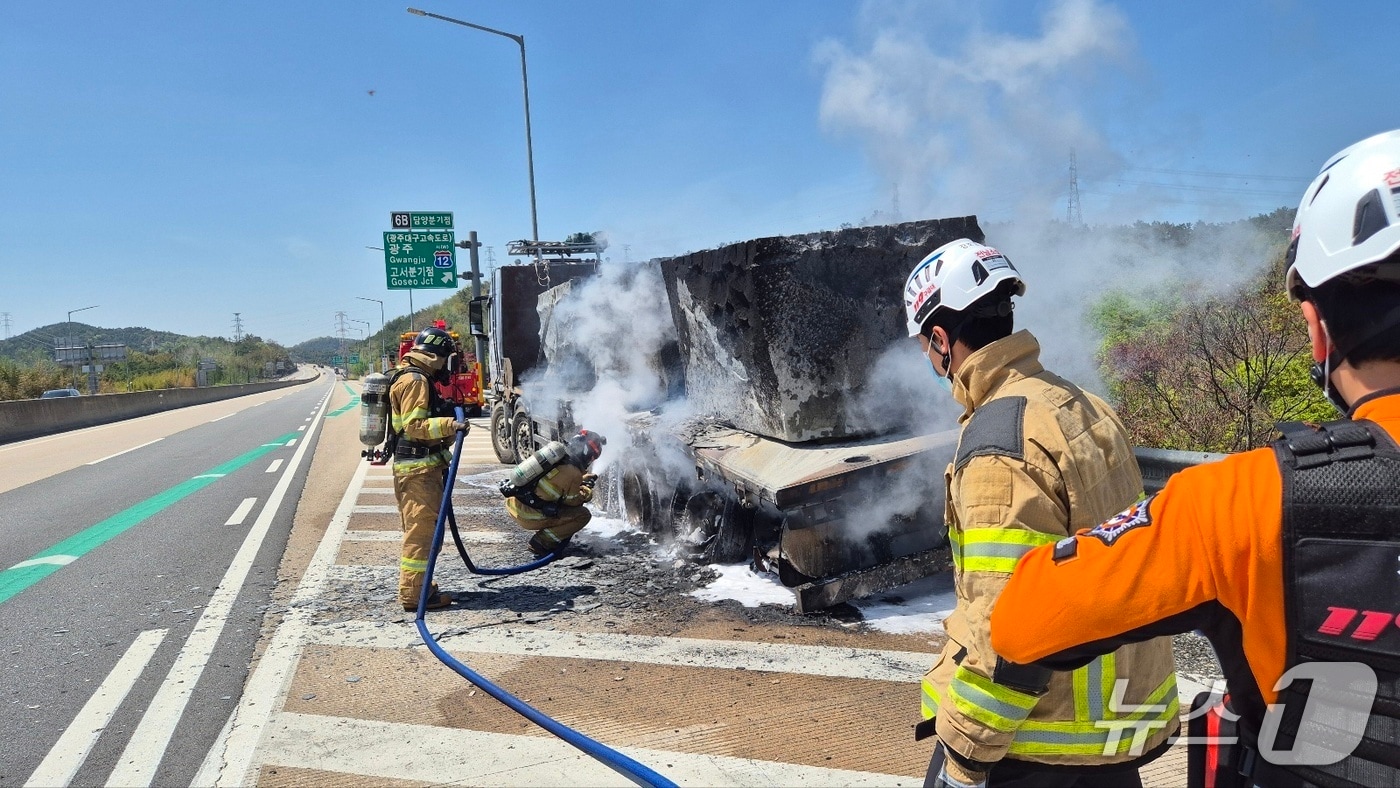16일 낮 12시 37분쯤 전남 담양군 고창담양고속도로 담양JC 인근을 달리던 25톤 화물차에서 불이 나 소방당국이 진화하고 있다.(전남소방본부 제공. 재판매 및 DB 금지)