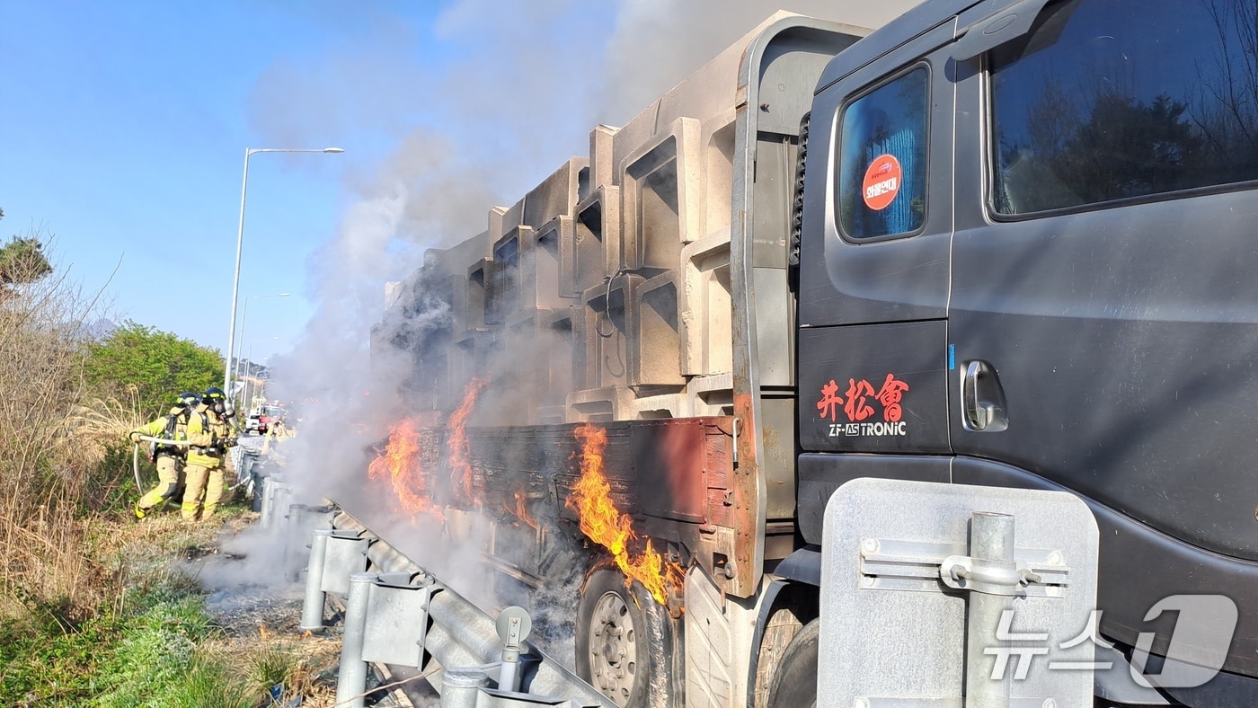 16일 오전 7시 43분께 전북 남원시 대산면 광주-대구고속도로 상행선 48㎞ 지점을 달리던 23톤 화물차에서 불이 났다.(전북소방본부 제공. 재판매 및 DB금지)