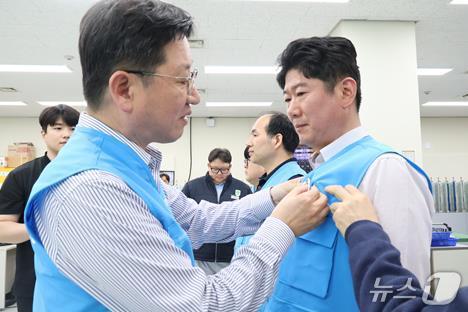 성창훈 사장이 현장 관리감독자들에게 '안전지킴이 배지'를 수여하고 있다. (한국조폐공사 제공.재판매 및 DB금지)/뉴스1