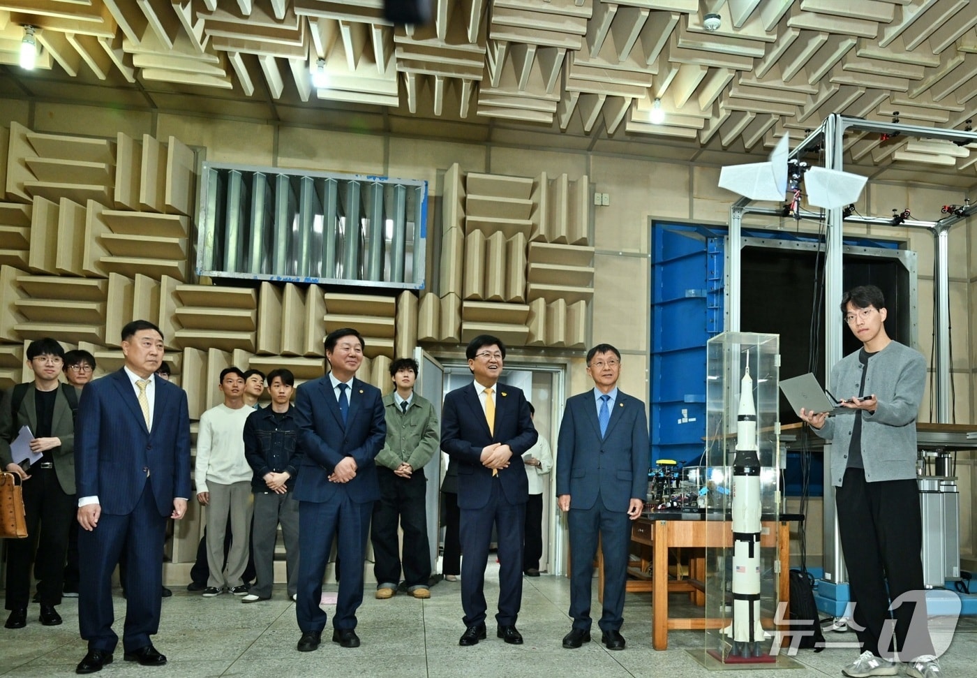 최교진 장관 충남대 BK21 교육연구단 현장 방문 모습. (충남대학교 제공.재판매 및 DB금지)/뉴스1