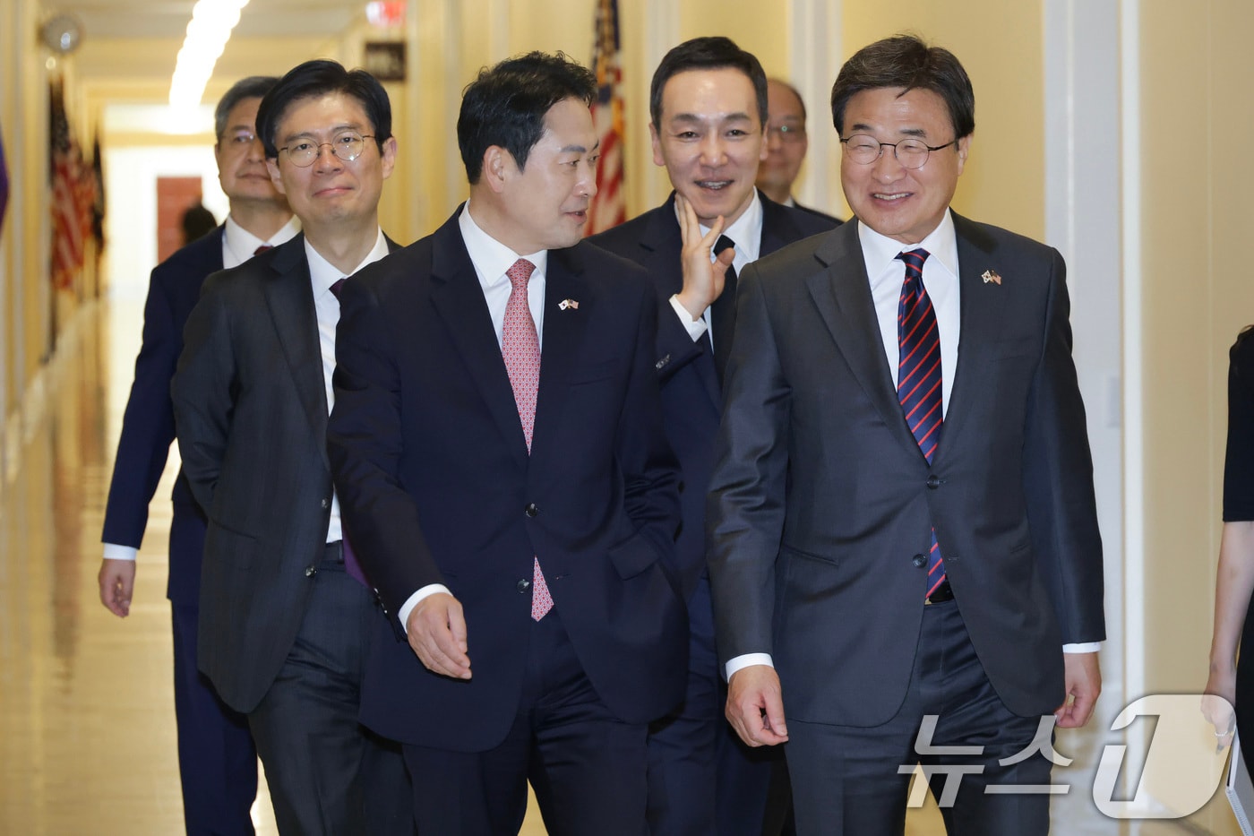 방미 중인 장동혁 국민의힘 대표가 지난 14일(현지시간) 라이언 징키(Ryan Zinke) 하원 외교위 외국무기판매TF 단장을 면담하기 위해 이동하며 김대식 특보단장 등과 대화하고 있다. (국민의힘 제공, 재판매 및 DB 금지) 2026.4.16 ⓒ 뉴스1