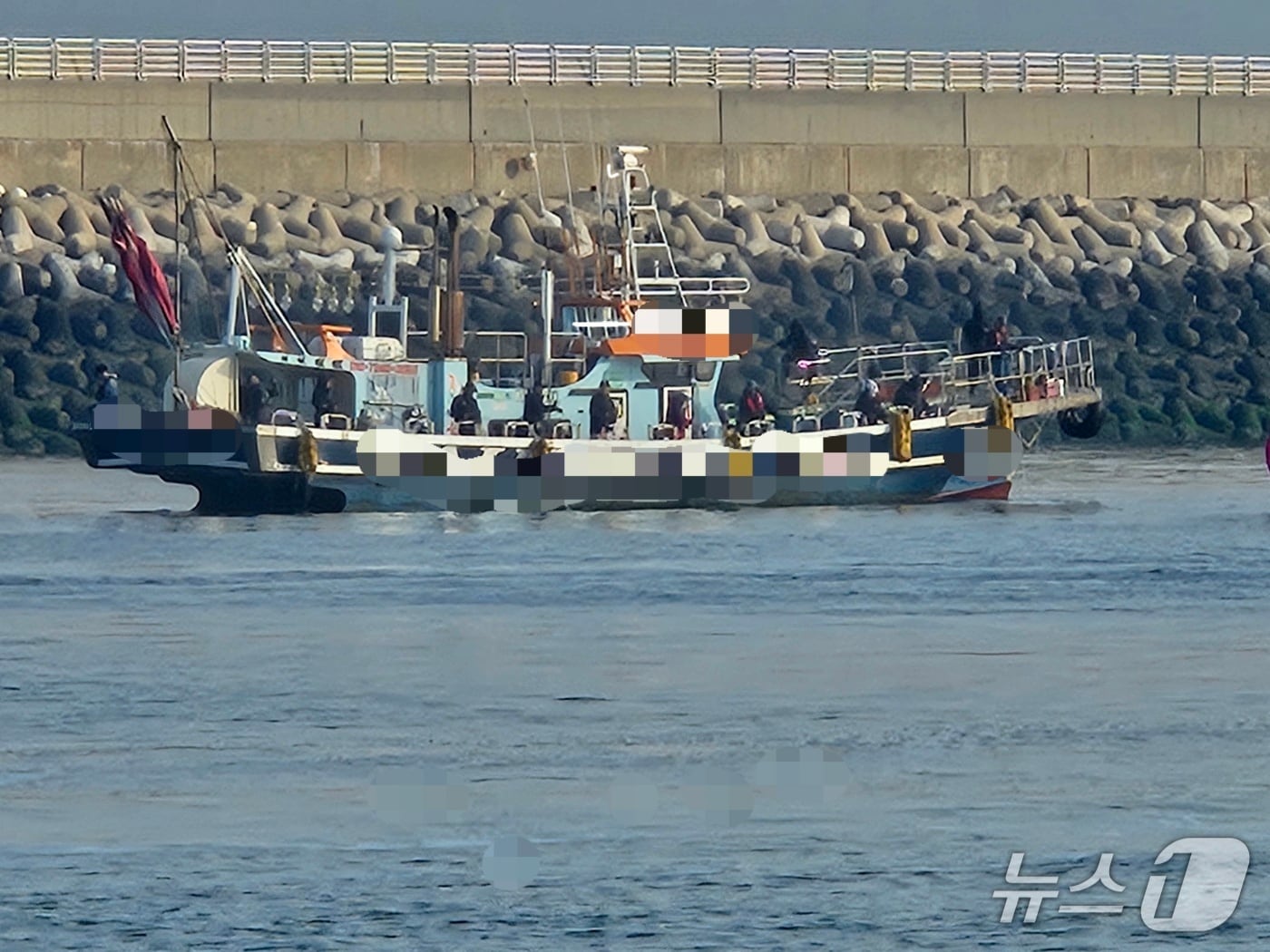 15일 오전 7시께 어로 행위가 금지된 전북 군산항 북방파제 인근 항로대에서 어선 2척이 조업을 하고 있다.(군산해경 제공. 재판매 및 DB금지)