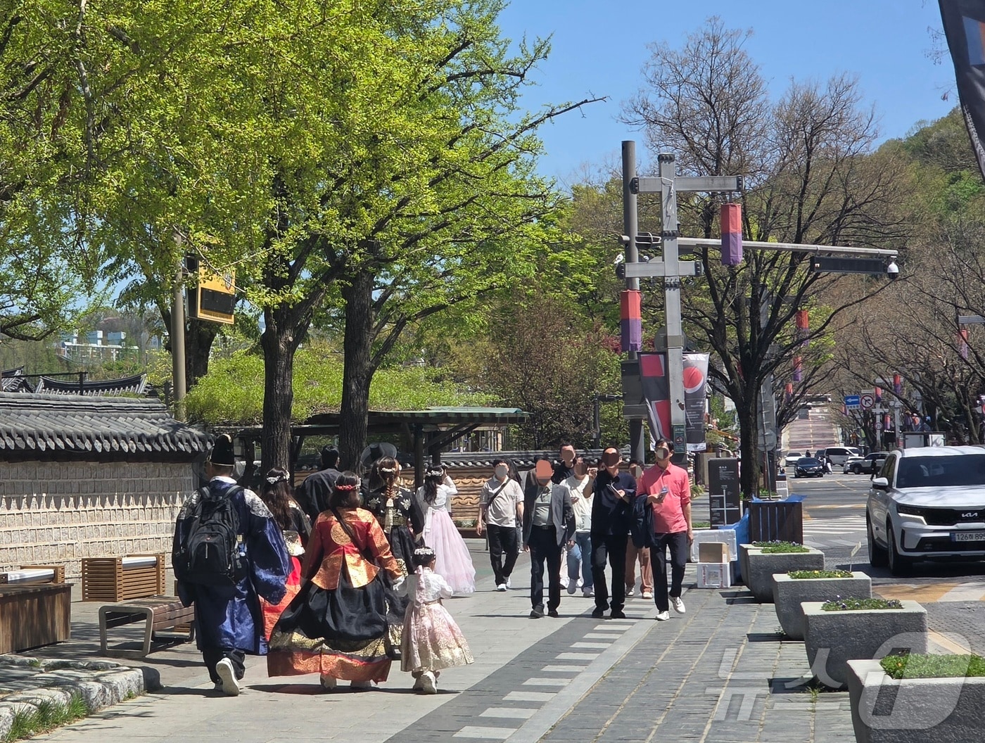 전북 전주시의 낮 최고기온이 29도까지 치솟은 16일 정오께 한복 또는 반소매를 입은 나들이객들이 한옥마을을 걷고 있다.2026.4.16 문채연 기자 ⓒ 뉴스1 문채연 기자