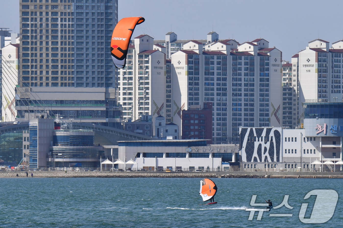 16일 오후 경북 포항시 송도해수욕장에서 카이트 보드가 수면 위를 질주하고 있다. 2026.4.16 ⓒ 뉴스1 최창호 기자
