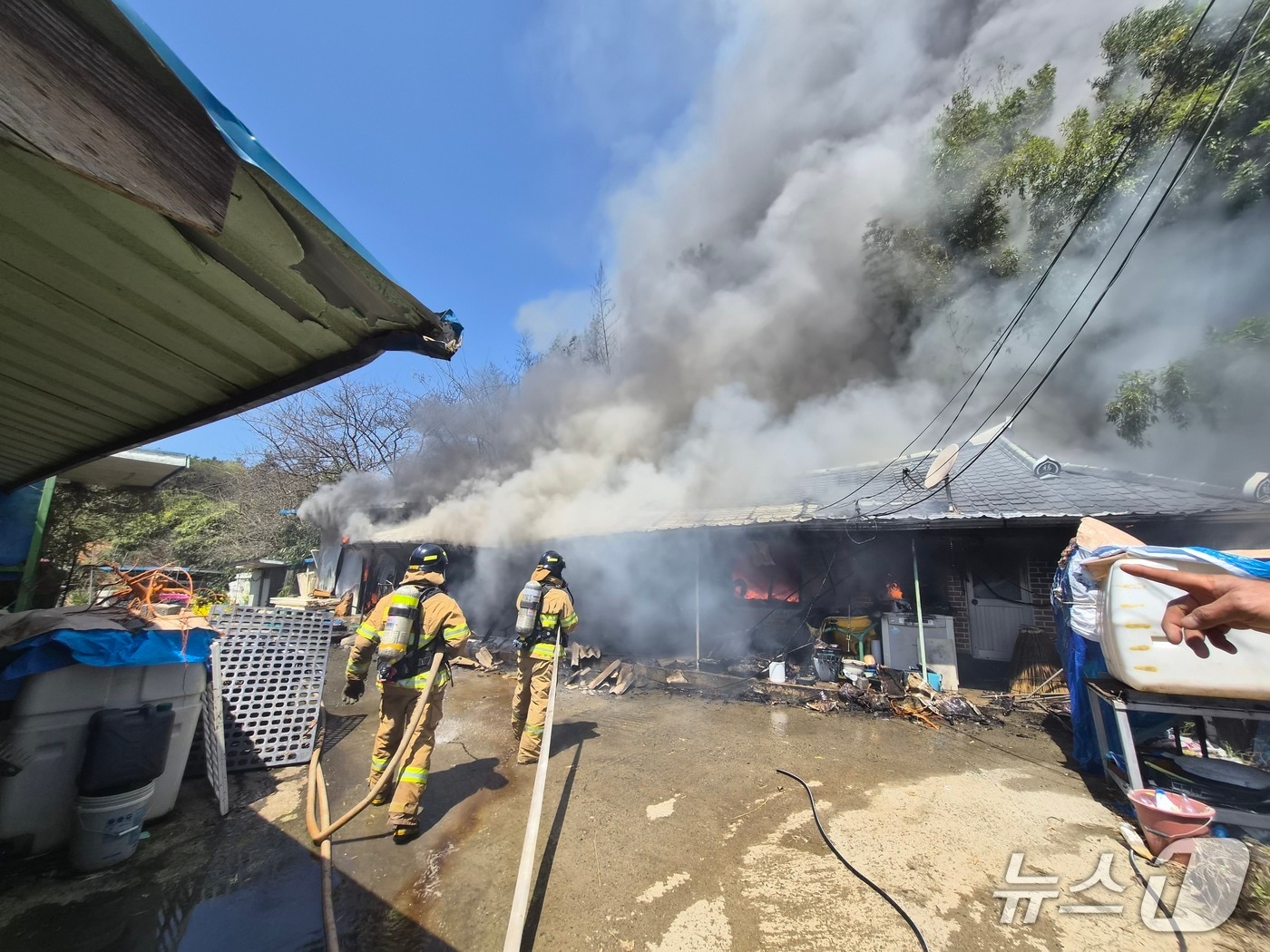소방대원들이 16일 전남 나주 한 주택에서 불길을 진압하고 있다.(사진=전남소방본부 제공.)