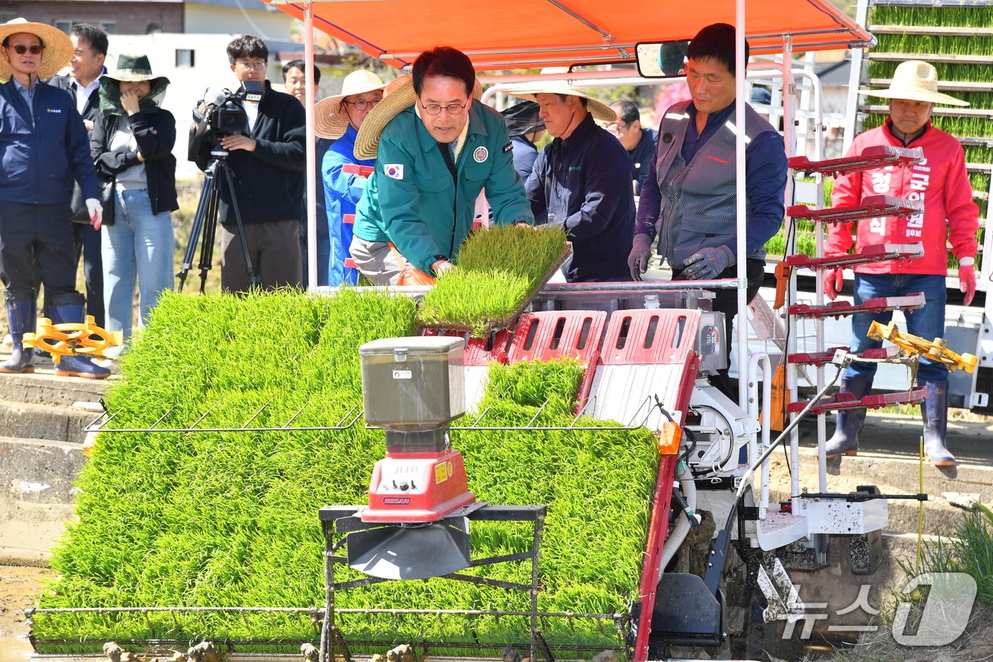 이순걸 울주군수가 16일 울주군 두서면 전읍리 농가에서 모내기를 하고 있다. (울주군 제공. 재판매 및 DB 금지) /뉴스1 